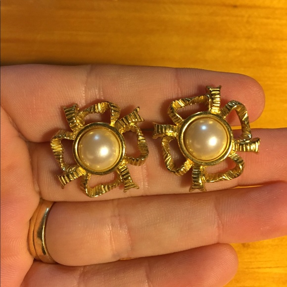 Gold ribbon and pearl stud earrings - Picture 3 of 3